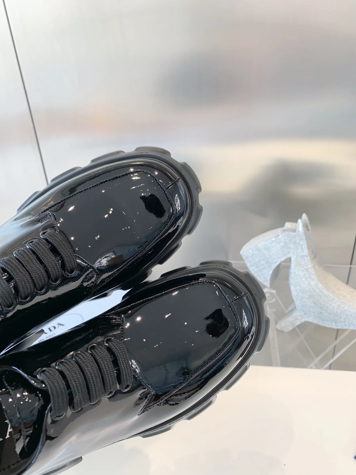 Лоферы Prada Gear на шнуровке - черные