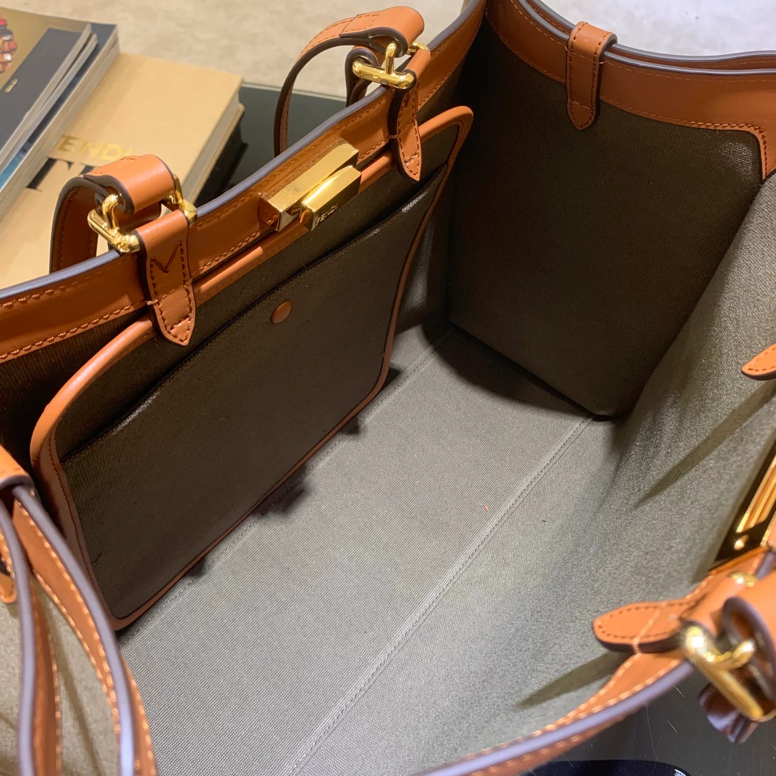 Сумка-тоут Fendi Peekaboo из зеленого холста.