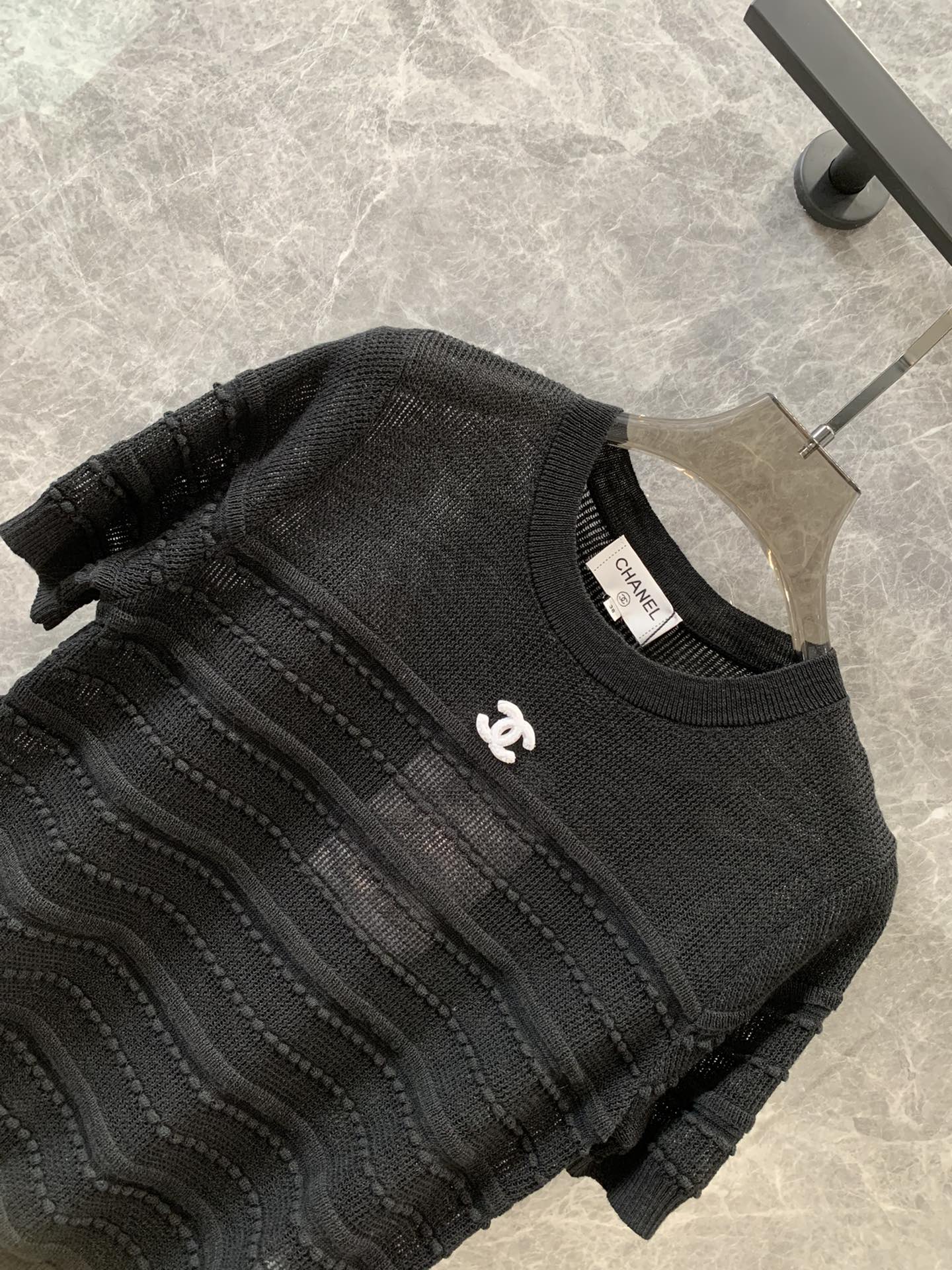 Черный вязаный топ Chanel 2404 для богатой и красивой женщины