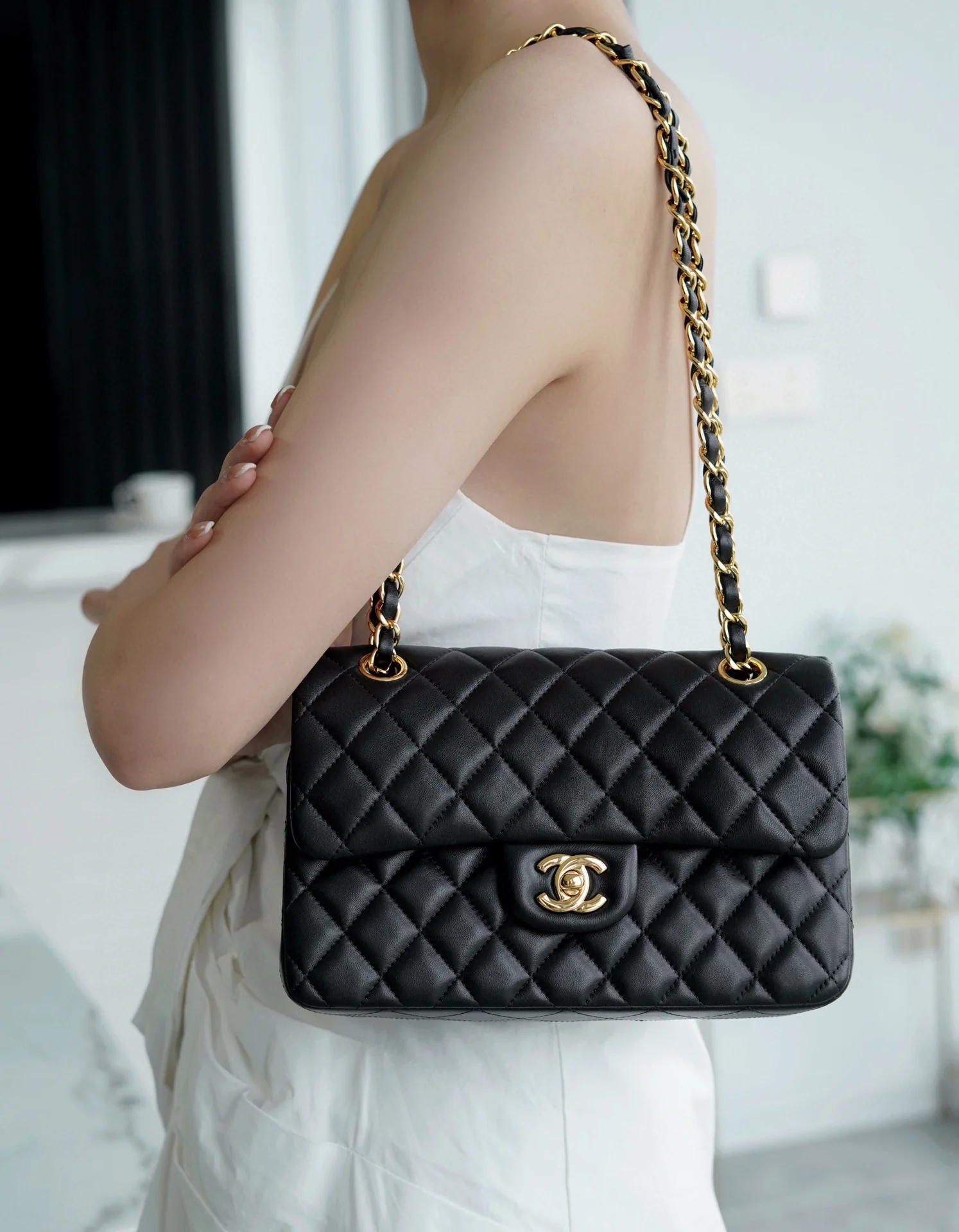 Сумка Chanel CF Medium - 23 см - из черной овечьей кожи с золотой пряжкой - CF23