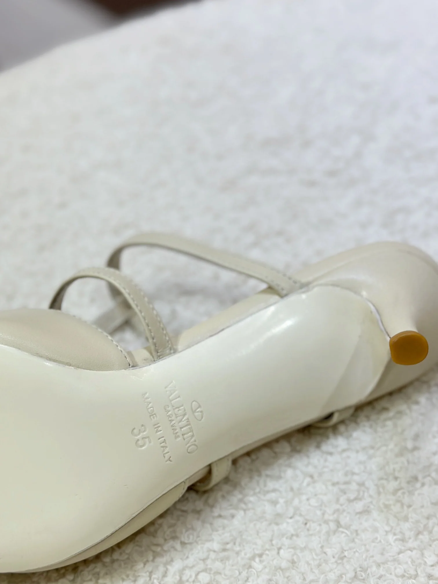 Сандалии Valentino 2024 с тремя ремешками и открытой пяткой - белые