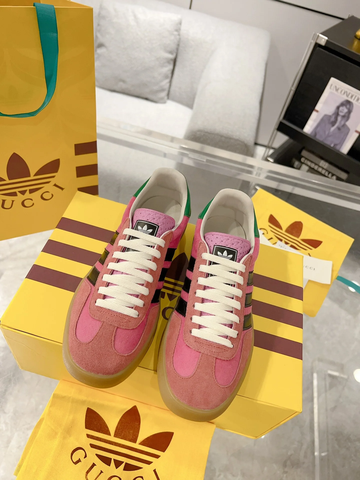 Новинка сезона осень/зима 2023 от Gucci - Коллаборация - Немецкие кроссовки для тренировок - Розовый