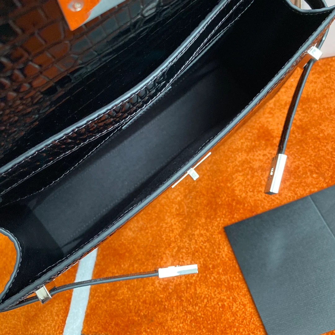 Сумка YSL Manhattan - фурнитура из серебра с тиснением под крокодиловую кожу.