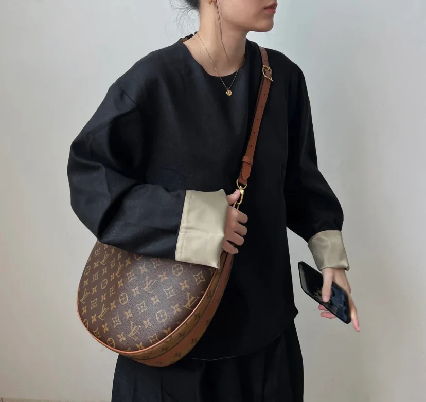 m46311-LV-loop-hobo-on фото