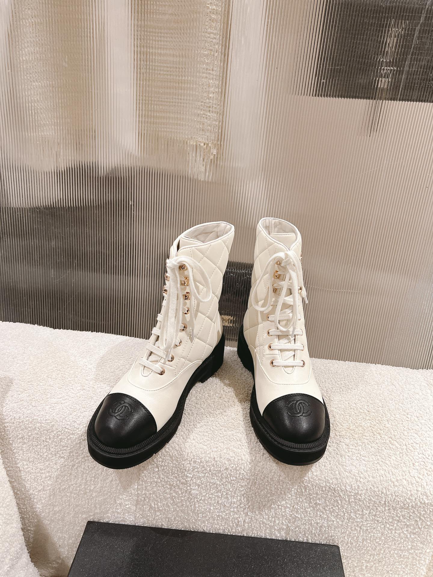 Ботильоны Chanel 2024 в клетку с цветовыми блоками - белые