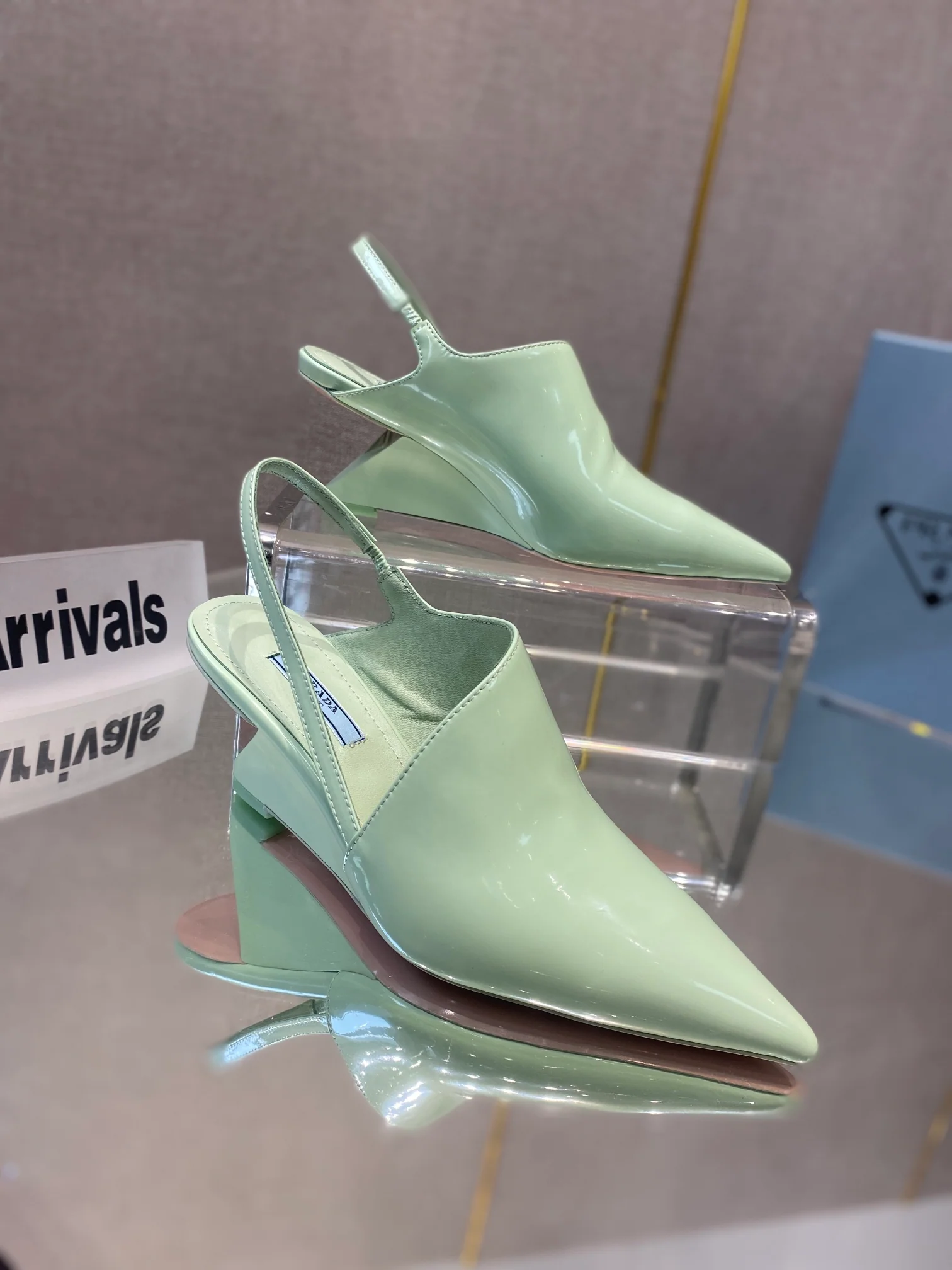 Туфли Prada - Туфли Prada с острым носком на низком каблуке - цвет макарон