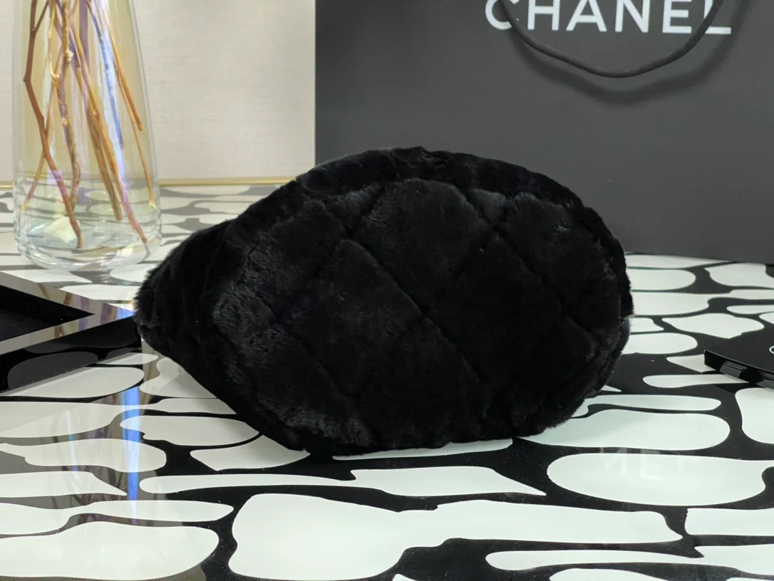Сумка Chanel из овчины с цепочкой и бриллиантами - 1