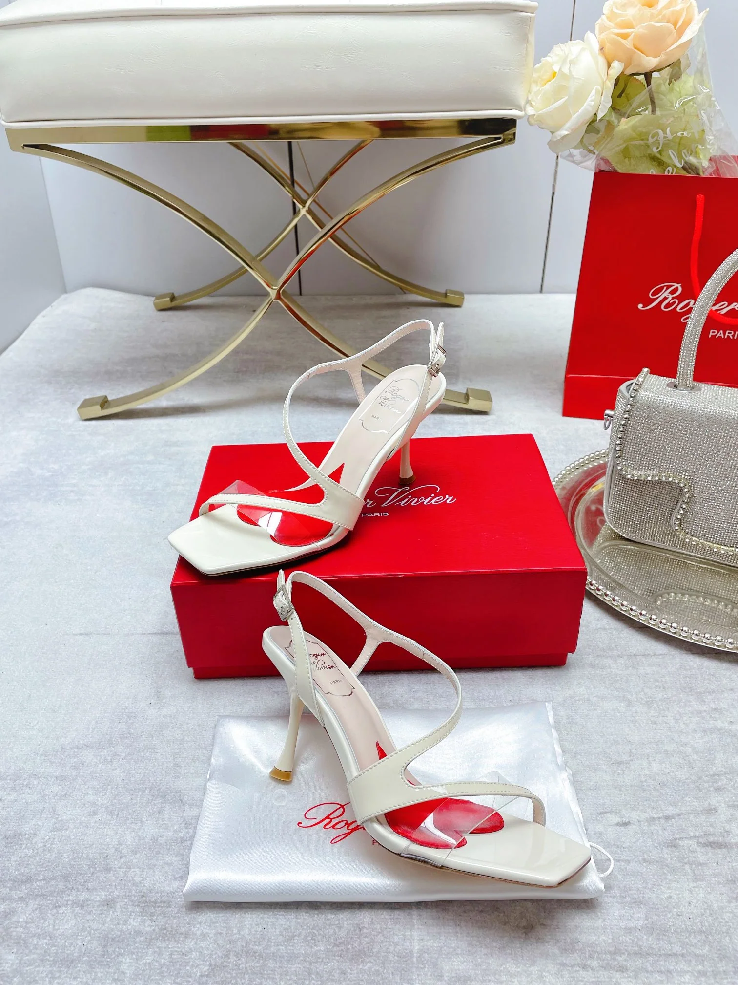 Обувь RV Shoes - Новинка ранней весны 2023 года - Сандалии в форме сердца на шпильках