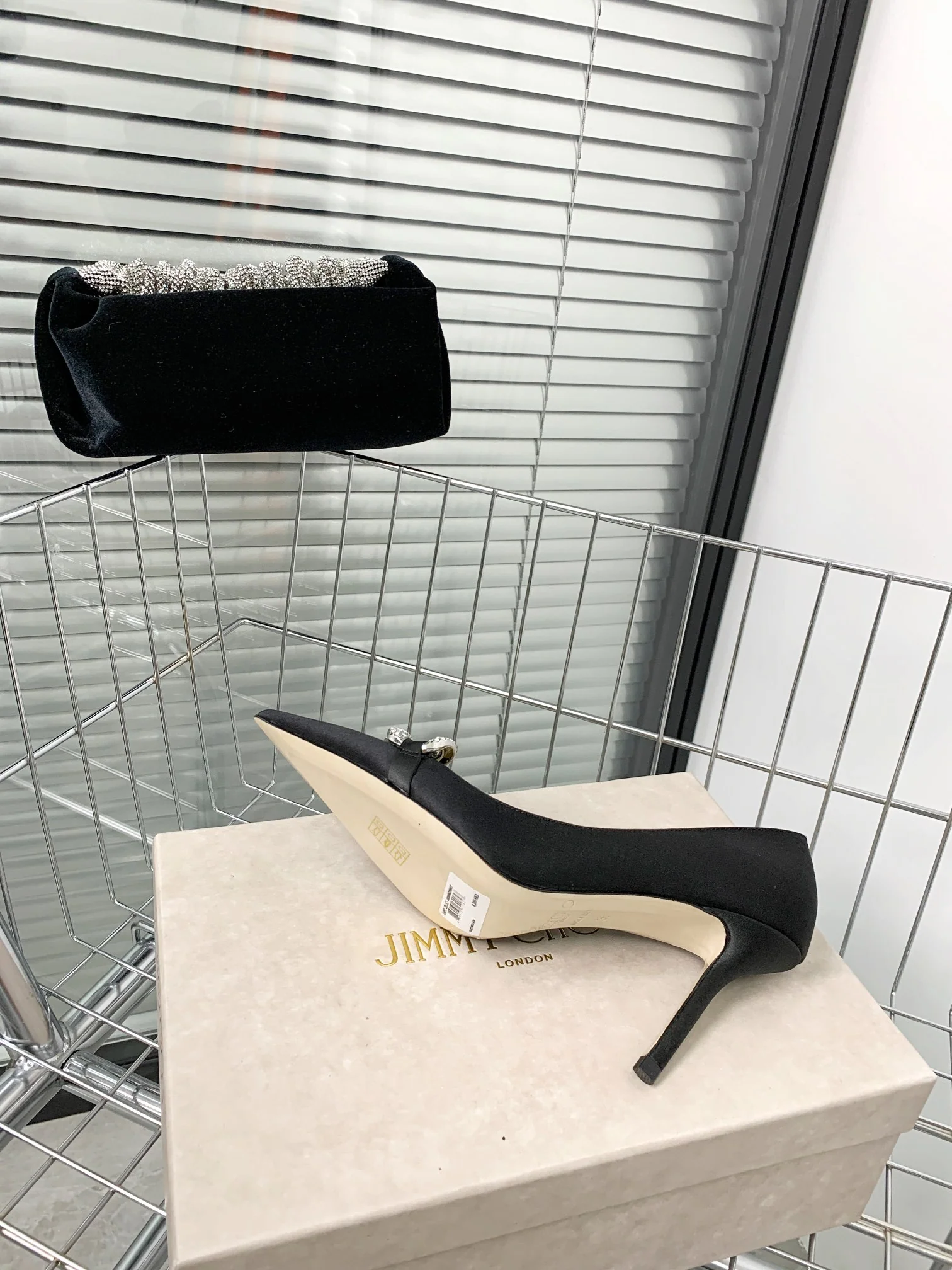 Новинки коллекции Jimmy весна/лето 2022 — туфли на высоком каблуке с кристальной цепочкой.