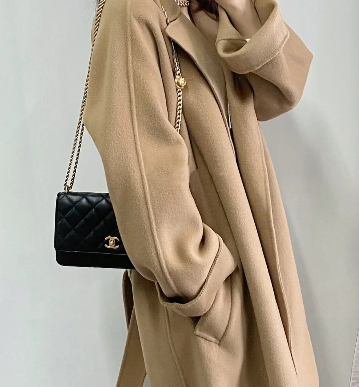 Весенняя коллекция Chanel 2023 - Регулируемая пряжка Camellia WOC - Овечья кожа - Черный - 19 см