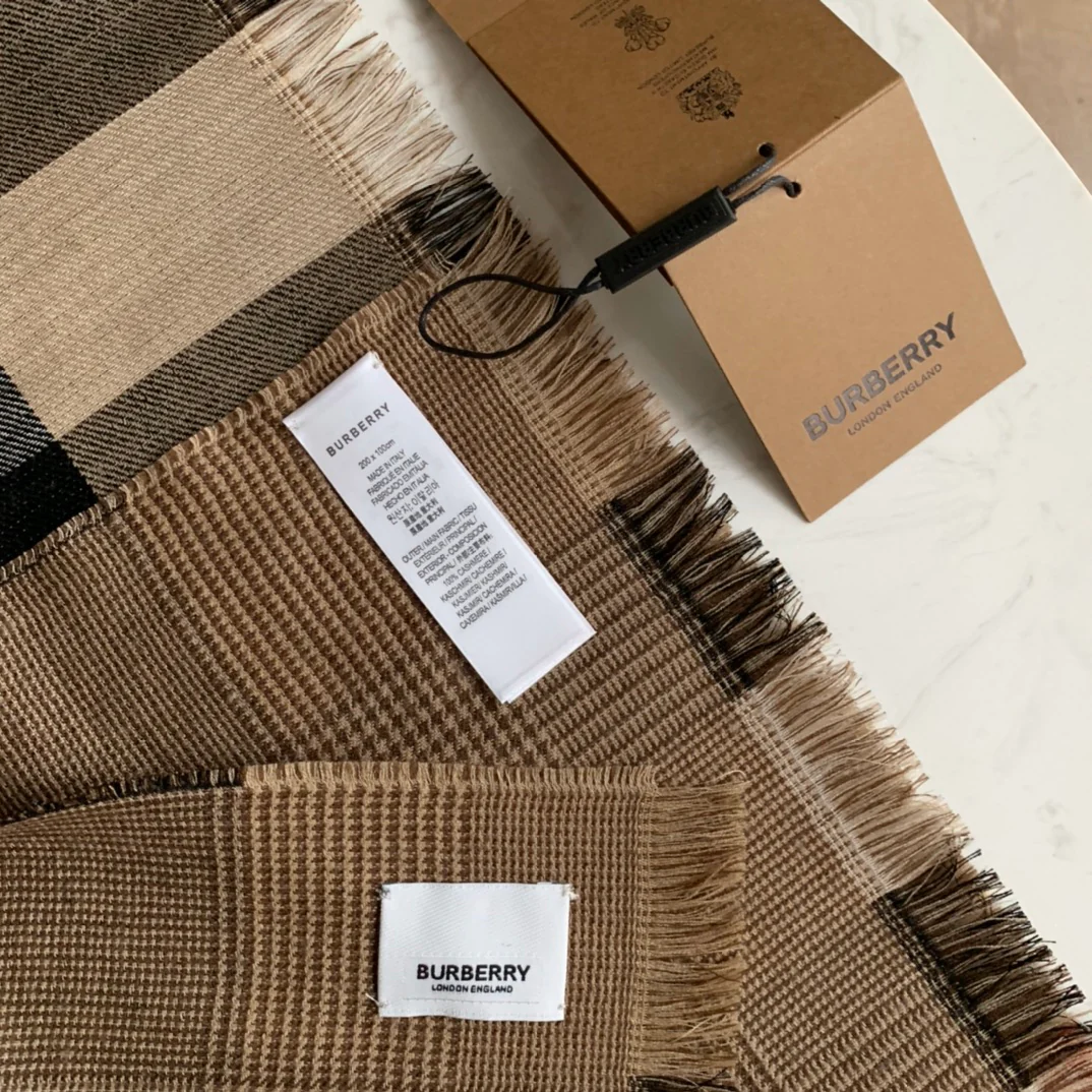 Бестселлер Burberry: тонкий двусторонний шарф в клетку.