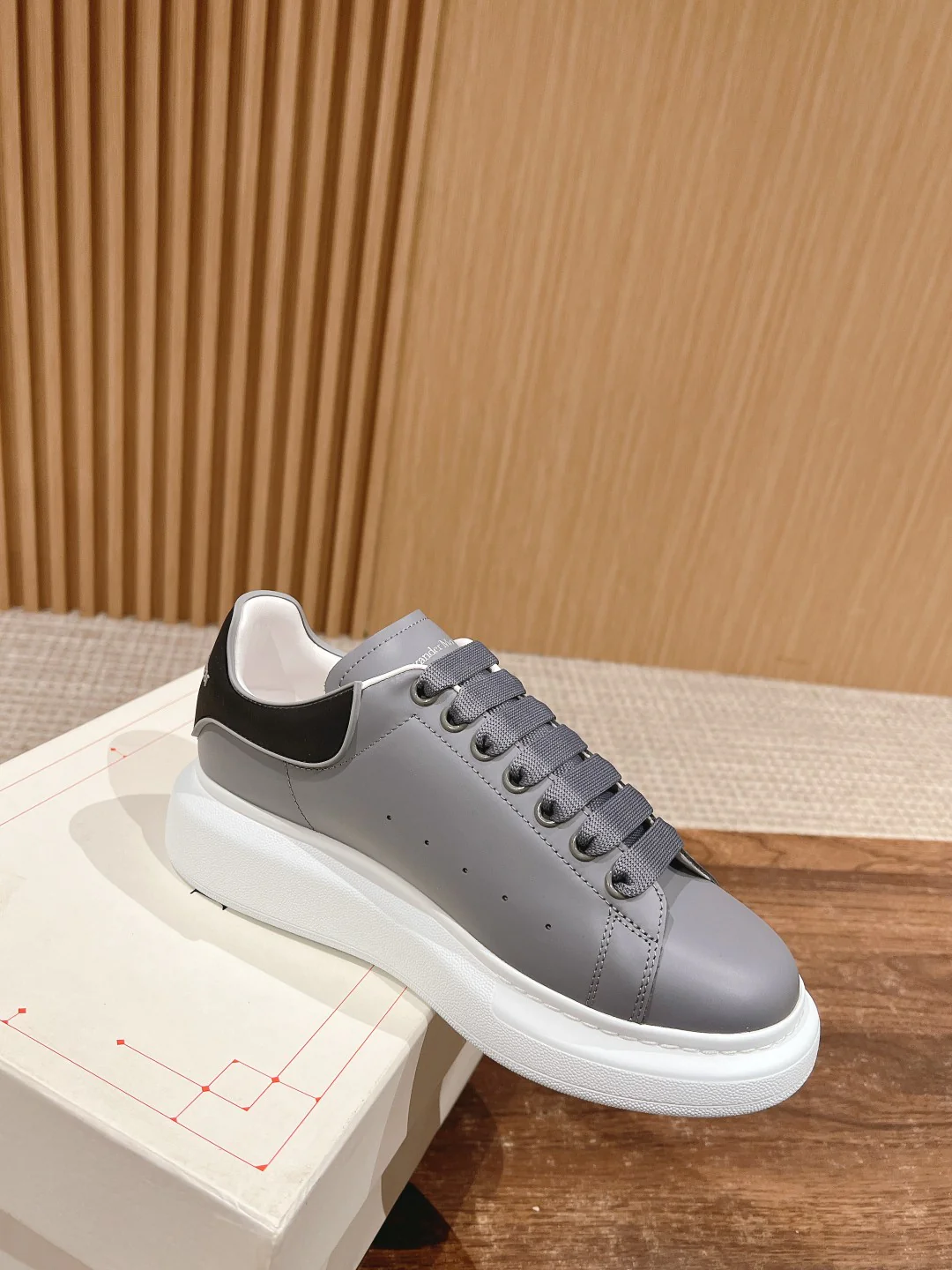 Повседневные туфли на платформе McQueen 2024 - серые