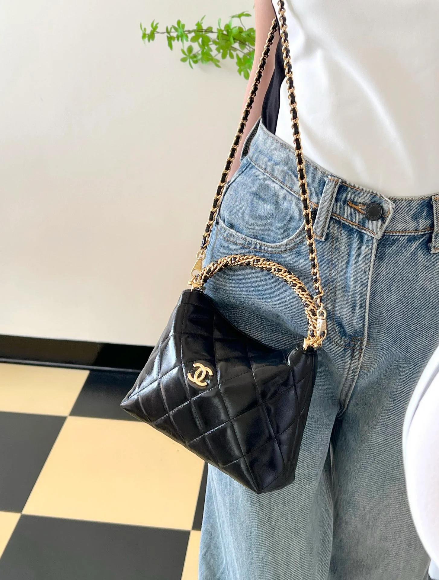 Сумка-хобо Chanel с витой ручкой - черная