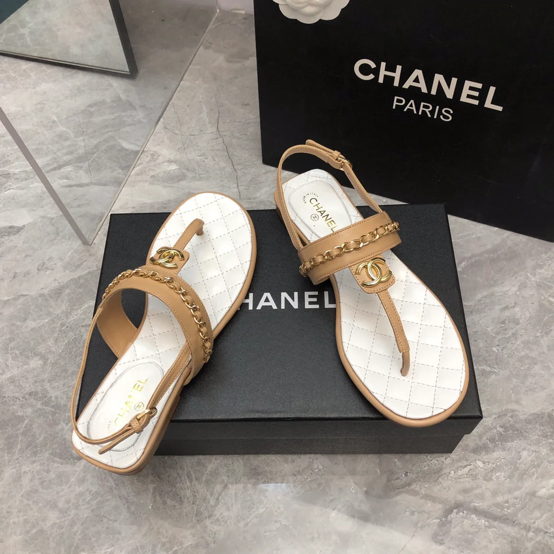 Новинка сезона весна/лето 2023 от Chanel - Классические сандалии с цепочкой и Т-образным ремешком - Белый/Абрикосовый