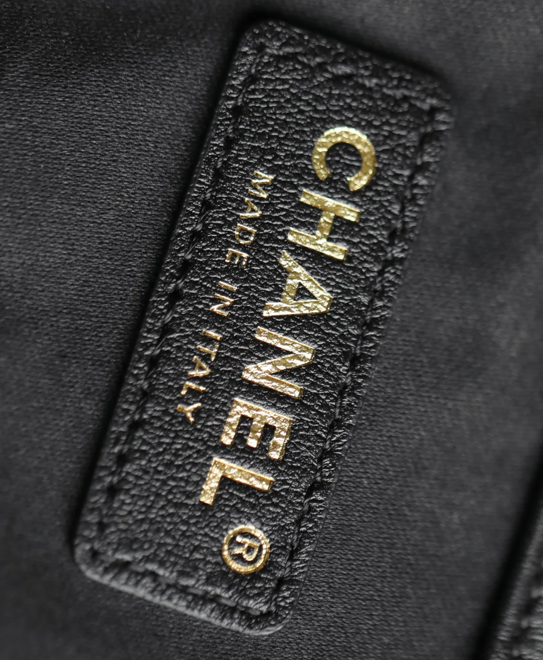 Маленькая черная сумка-тоут Chanel 25 с рукавами ?летучая мышь?.