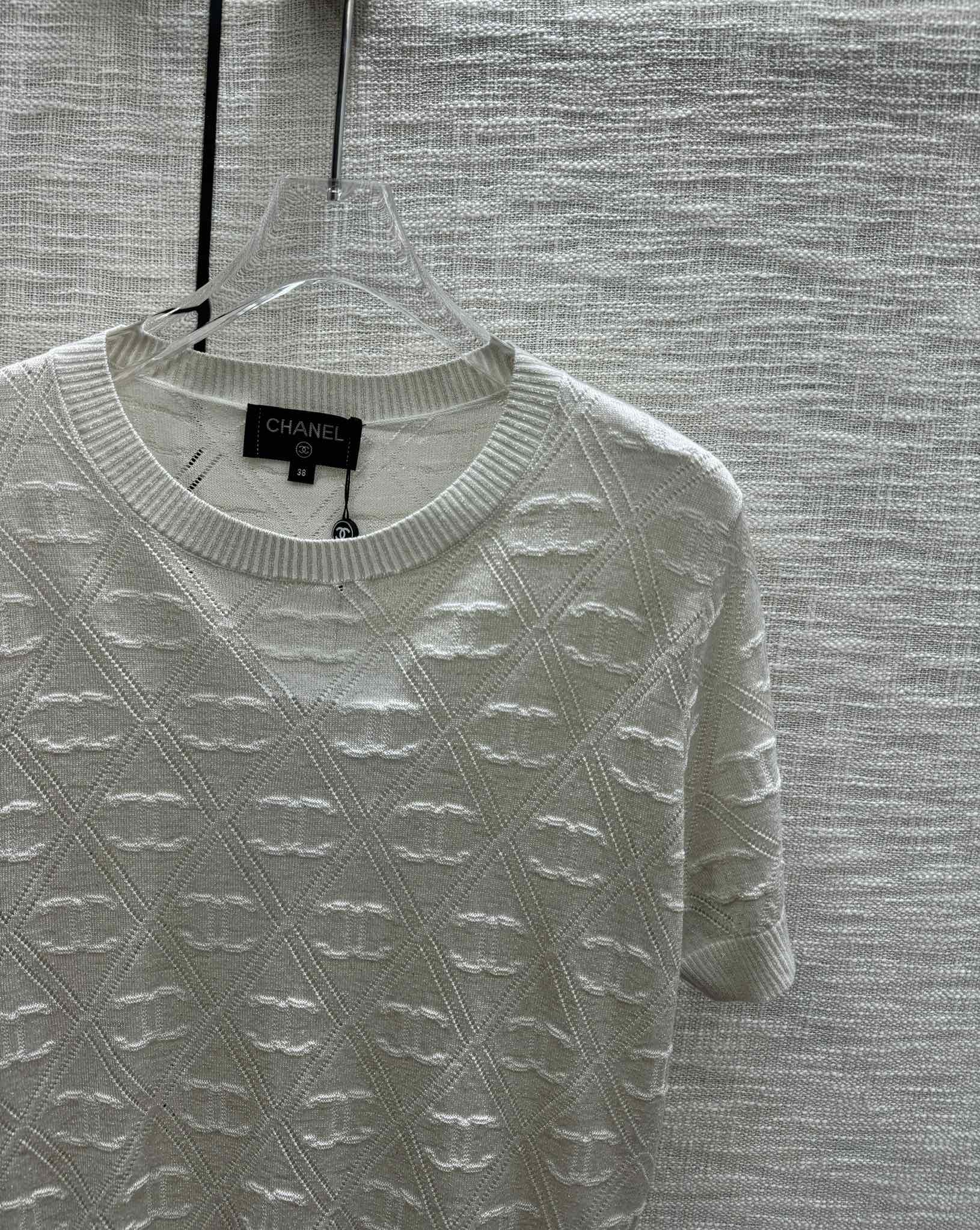 Chanel - 2403-24 Новая модель ранней весны, трикотажное платье с коротким рукавом и ромбовидным узором Double C - белое