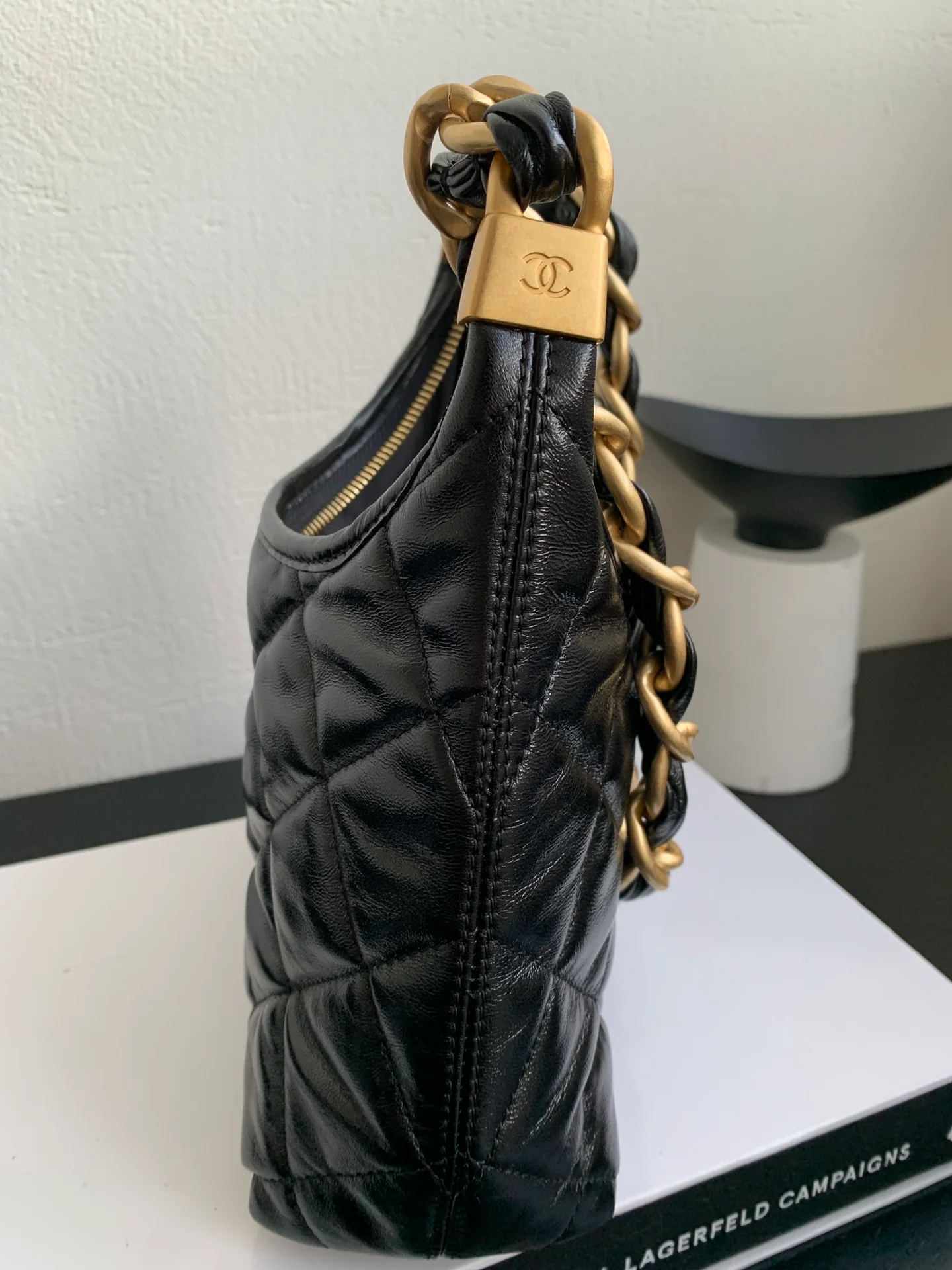 Сумка-хобо Chanel с массивной цепочкой на плечо - черная