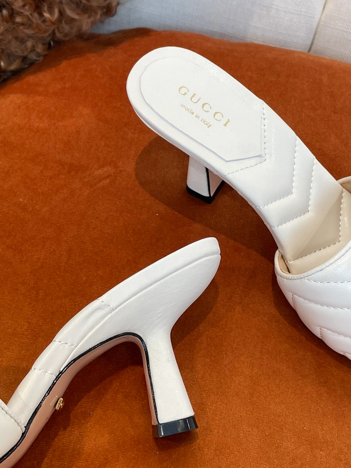 Gucci - Белые кожаные туфли на каблуке