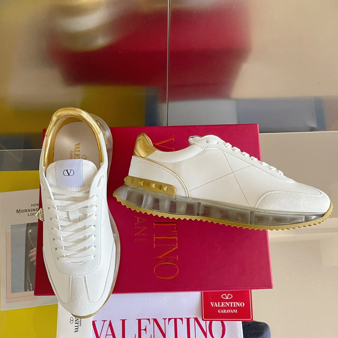 Valentino - Спортивные повседневные туфли с заклепками - Серия с заклепками по всей поверхности - Модель с воздушной подушкой - Парный стиль - Золотая отделка