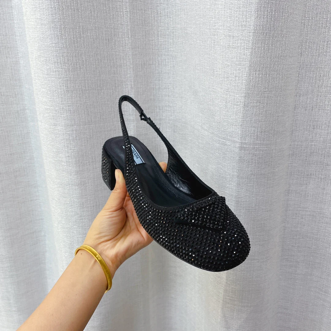 Туфли Prada - туфли-мэри-джейн на низком каблуке, украшенные стразами - черные