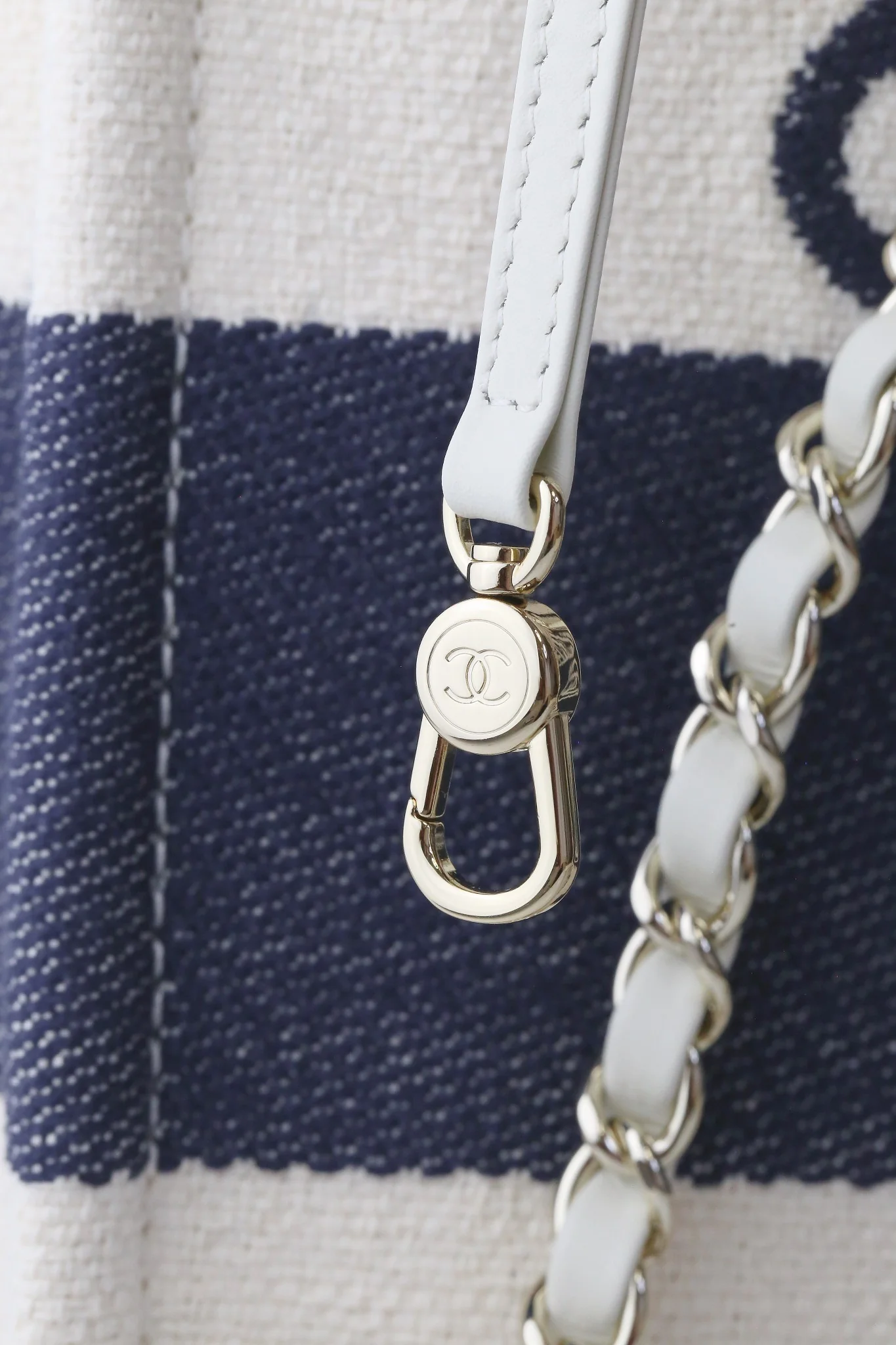 Пляжная сумка Chanel 25c, косметичка, красно-синяя.