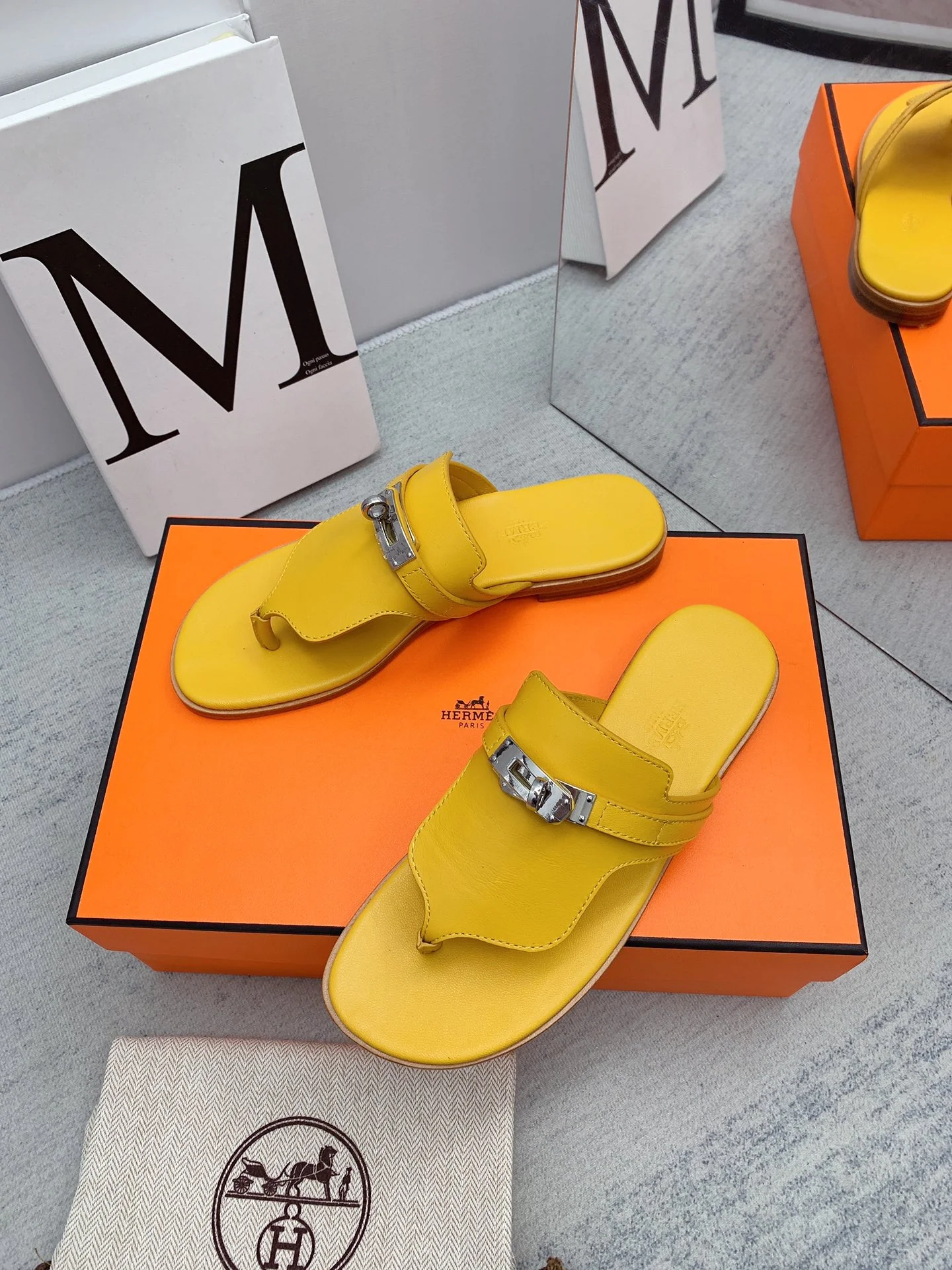 Новинка осенне-зимней коллекции Hermes — шлепанцы.