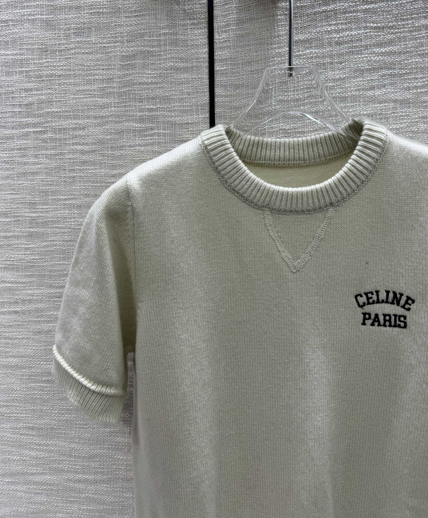 Комплект из трикотажа с ребристым воротником и короткими рукавами из коллекции Celine весна/лето 2024.