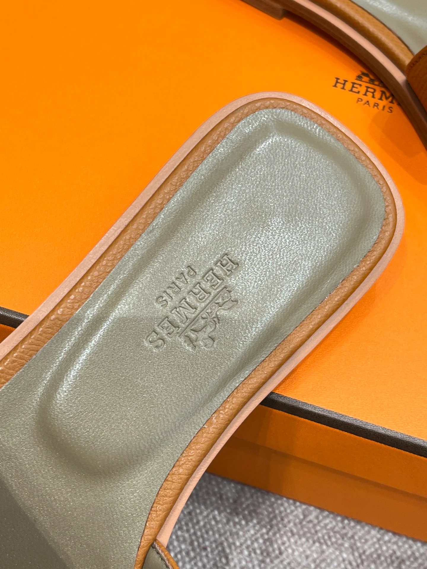 Новинка сезона весна/лето 2022 от Hermes - сандалии на плоской подошве