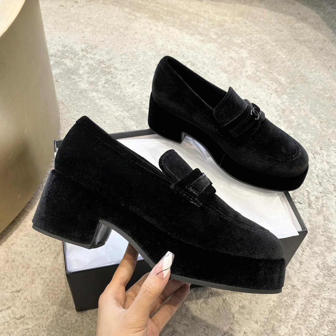 Новинка сезона весна/лето 2023 от Chanel - Лоферы на платформе - Замшевые, черные