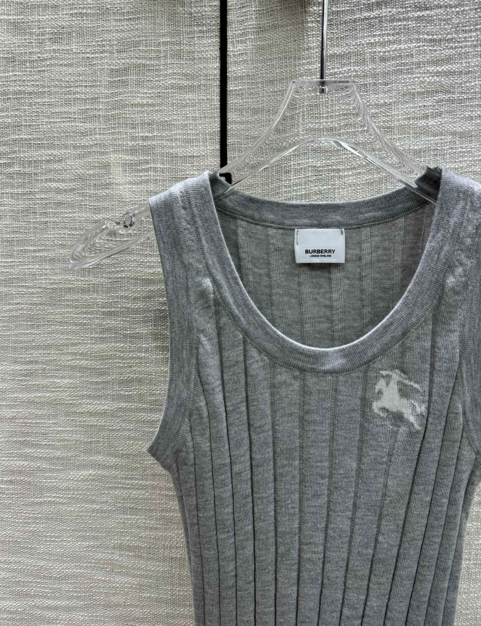 Комплект из двух предметов одежды Burberry 2403 с логотипом лошади (жилет) - вязаный жилет.