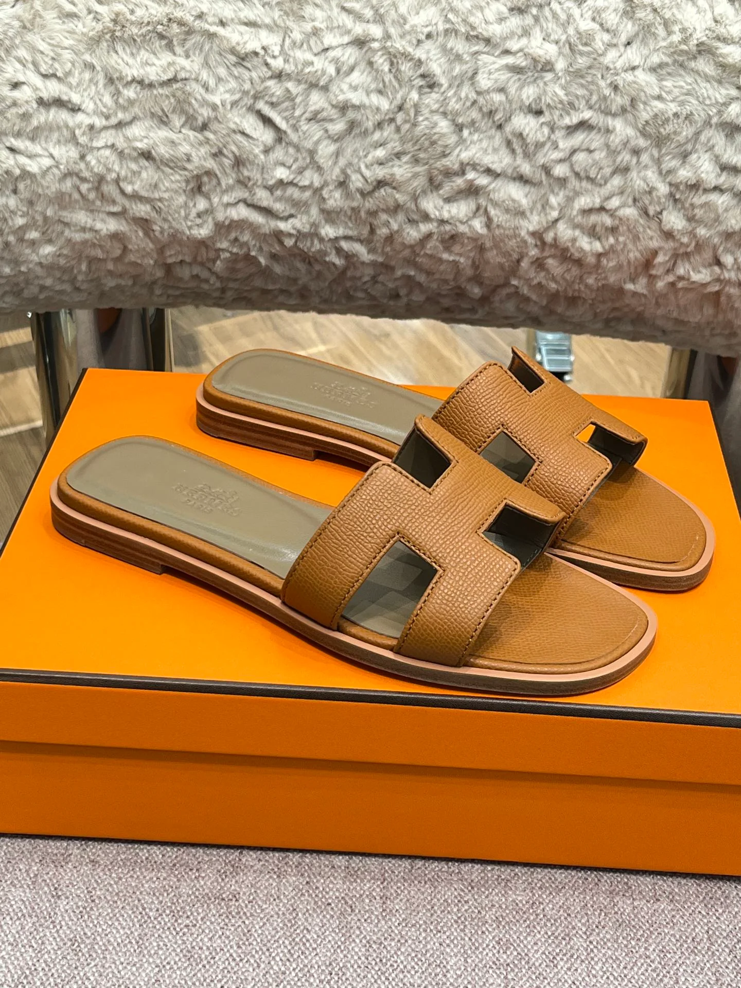 Новинка сезона весна/лето 2022 от Hermes - сандалии на плоской подошве