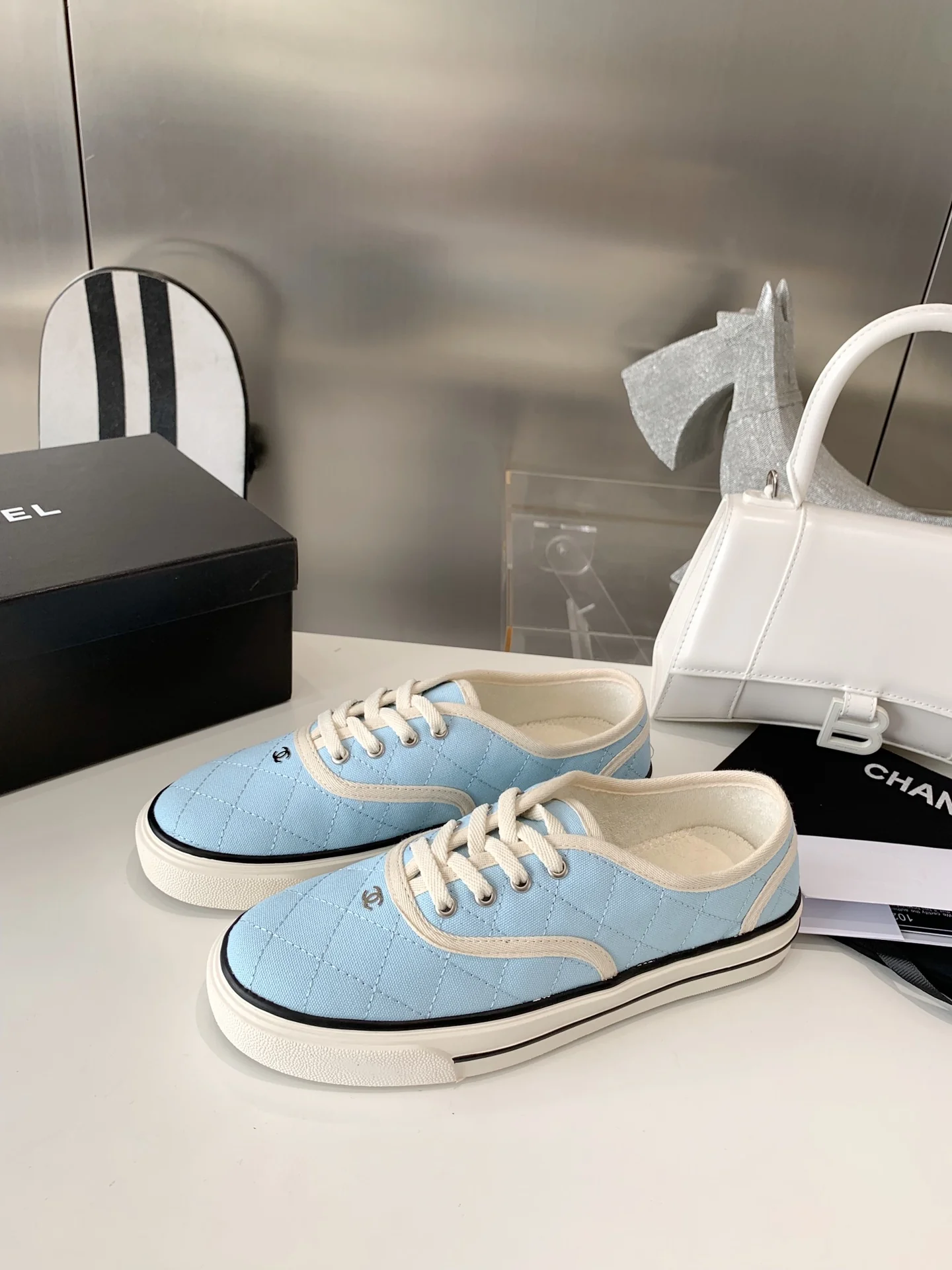 Chanel - Новая версия стеганых белых кроссовок - Размеры 35-41