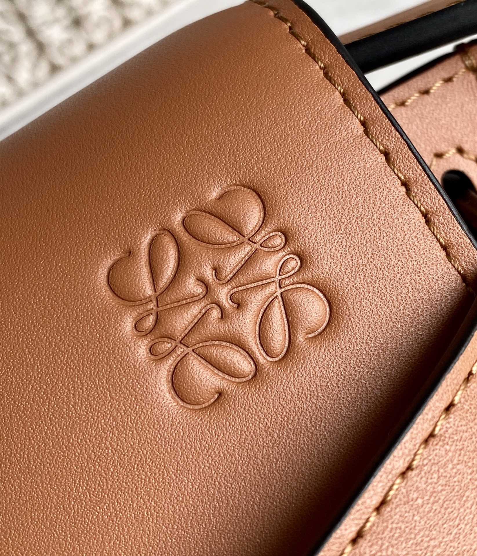 Сумка Loewe Gate Mini 21x12x5x9x5 см с широким плечевым ремнем и надписью.