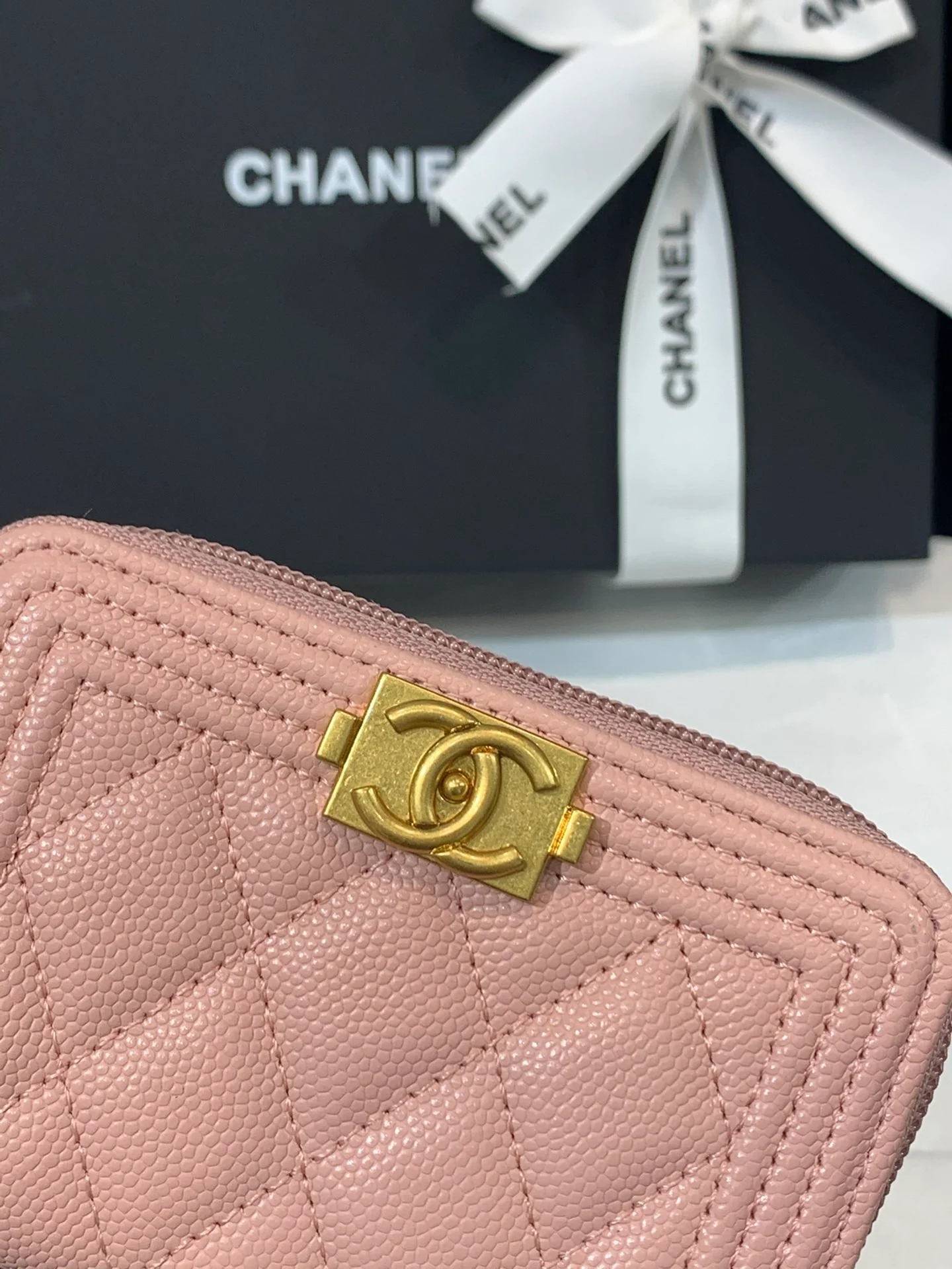 Монетоприемник Chanel Le Boy Classic на молнии - розовый