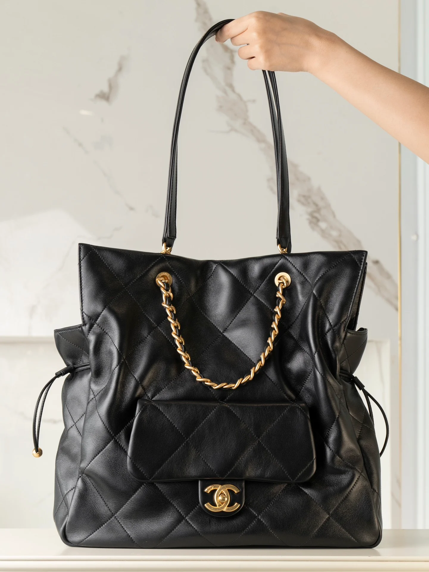 Большая сумка-шоппер Chanel 25c, черно-золотая.