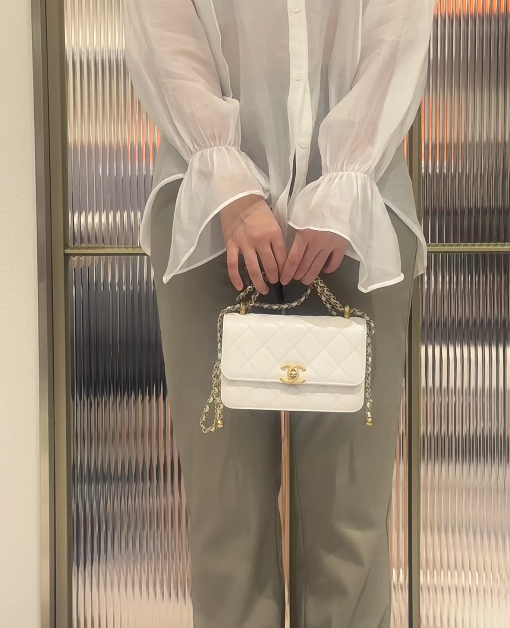 Маленькая белая сумка Chanel 24c с двойным золотым бисером и клапаном.