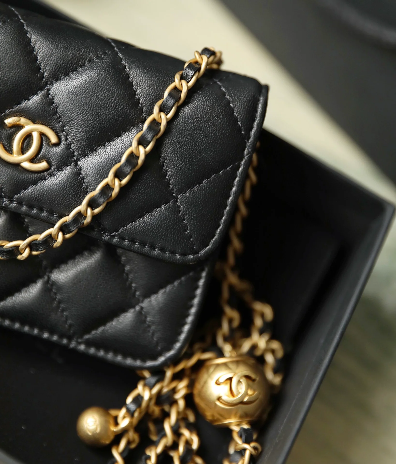 Сумка через плечо Chanel Little Gold Ball Collection на цепочке - из овечьей кожи - 2 шт.