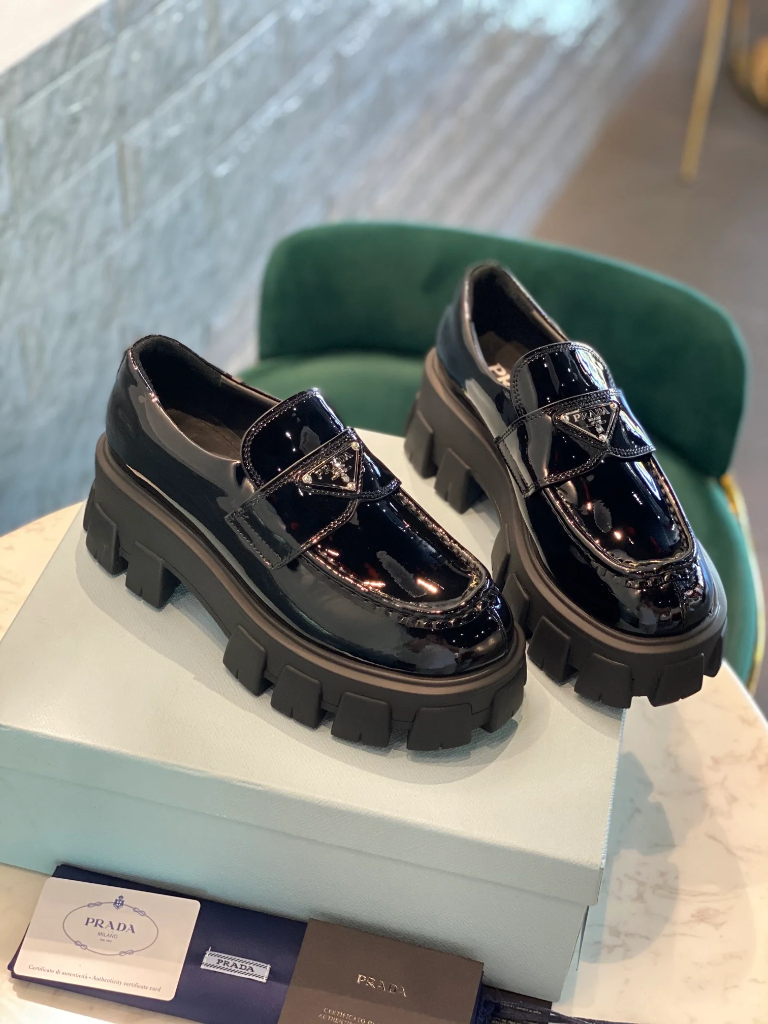 Новая коллекция обуви на платформе от Prada - обувь в афро-стиле.