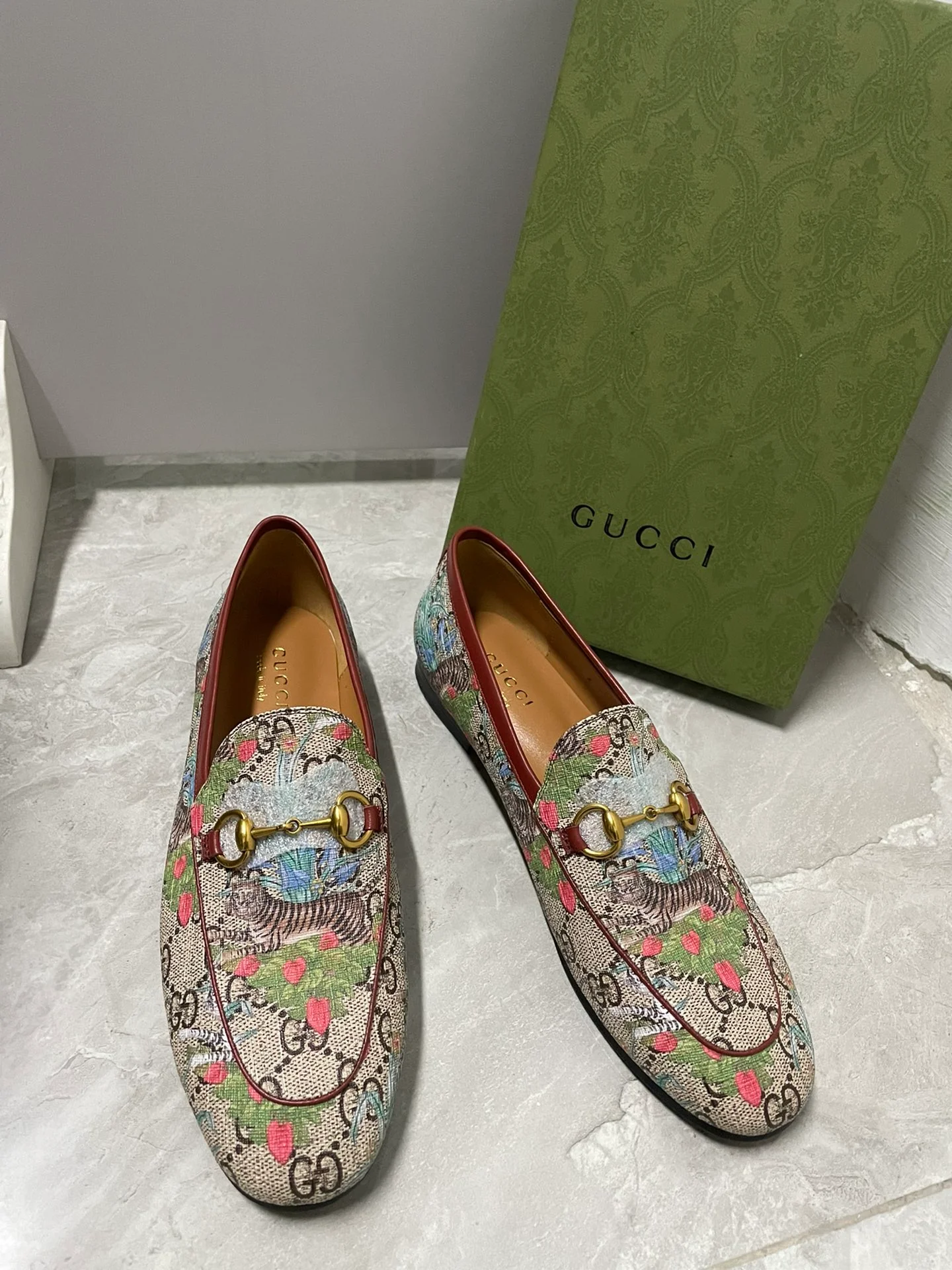 Лоферы из новогодней коллекции Gucci 2022 года