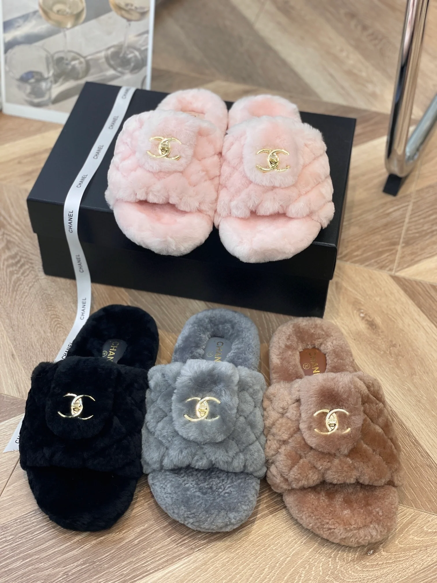 Новинка сезона осень/зима 2022 от Chanel - Тапочки из овечьей шерсти - Серые