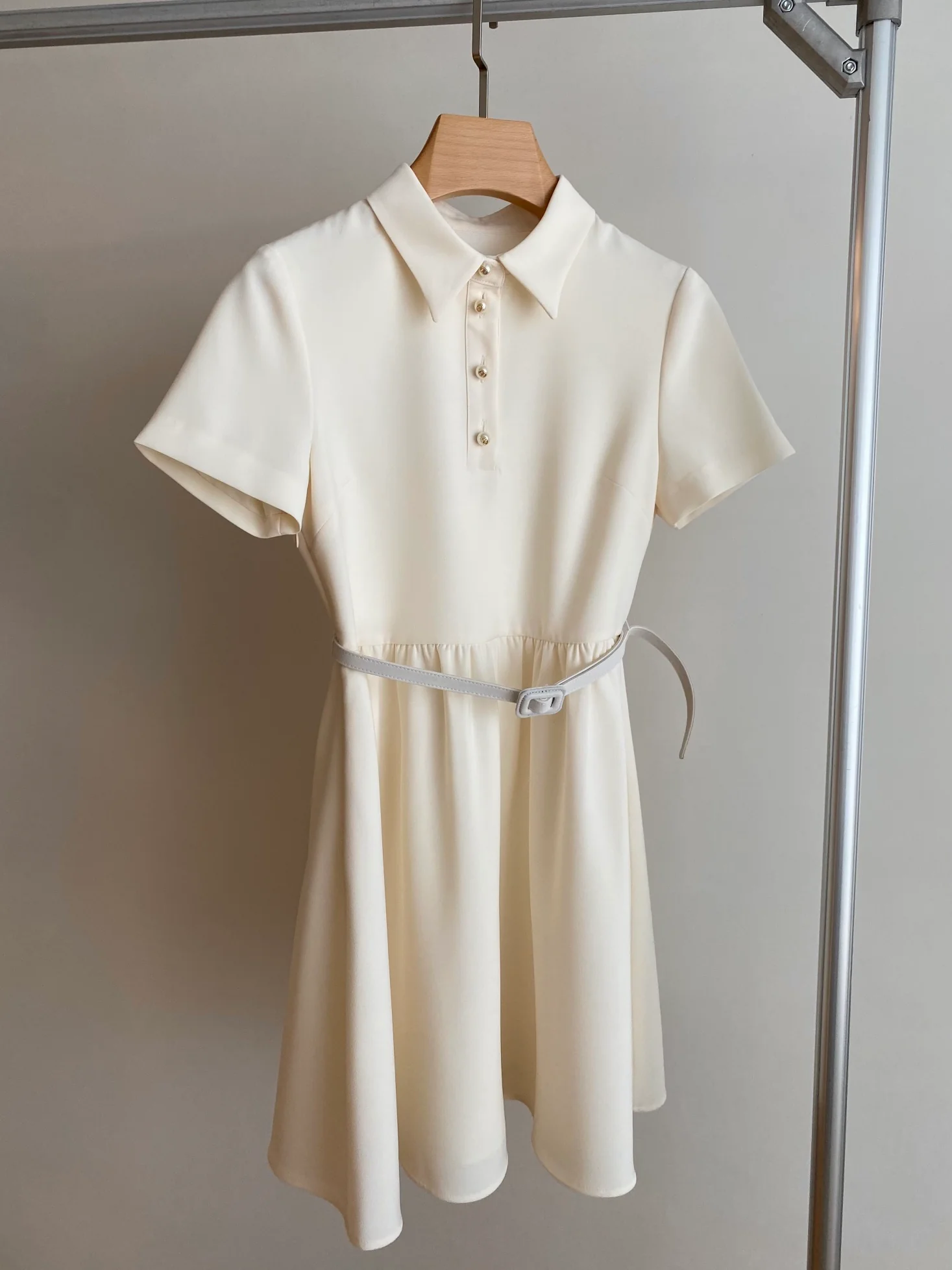 Платье Dior 2403-24ss весна/лето с воротником, металлическими жемчужными пуговицами и поясом на талии