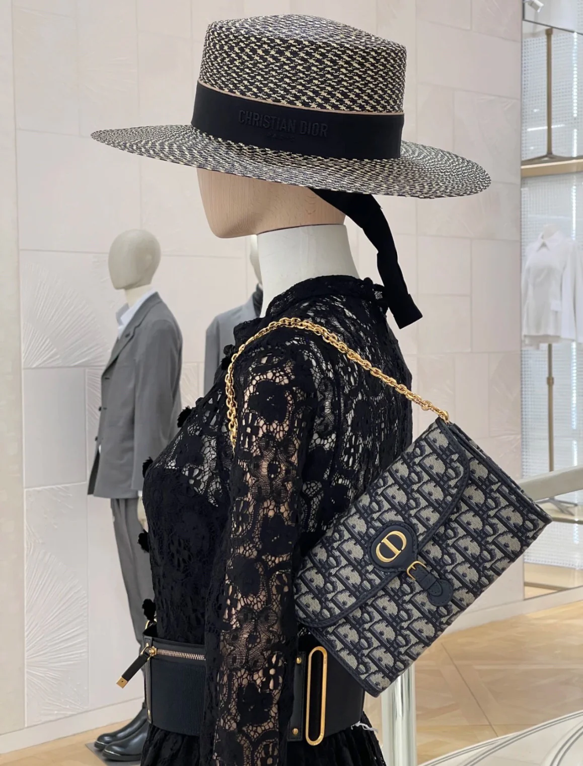 Сумка Dior Bobby Series WOC на цепочке