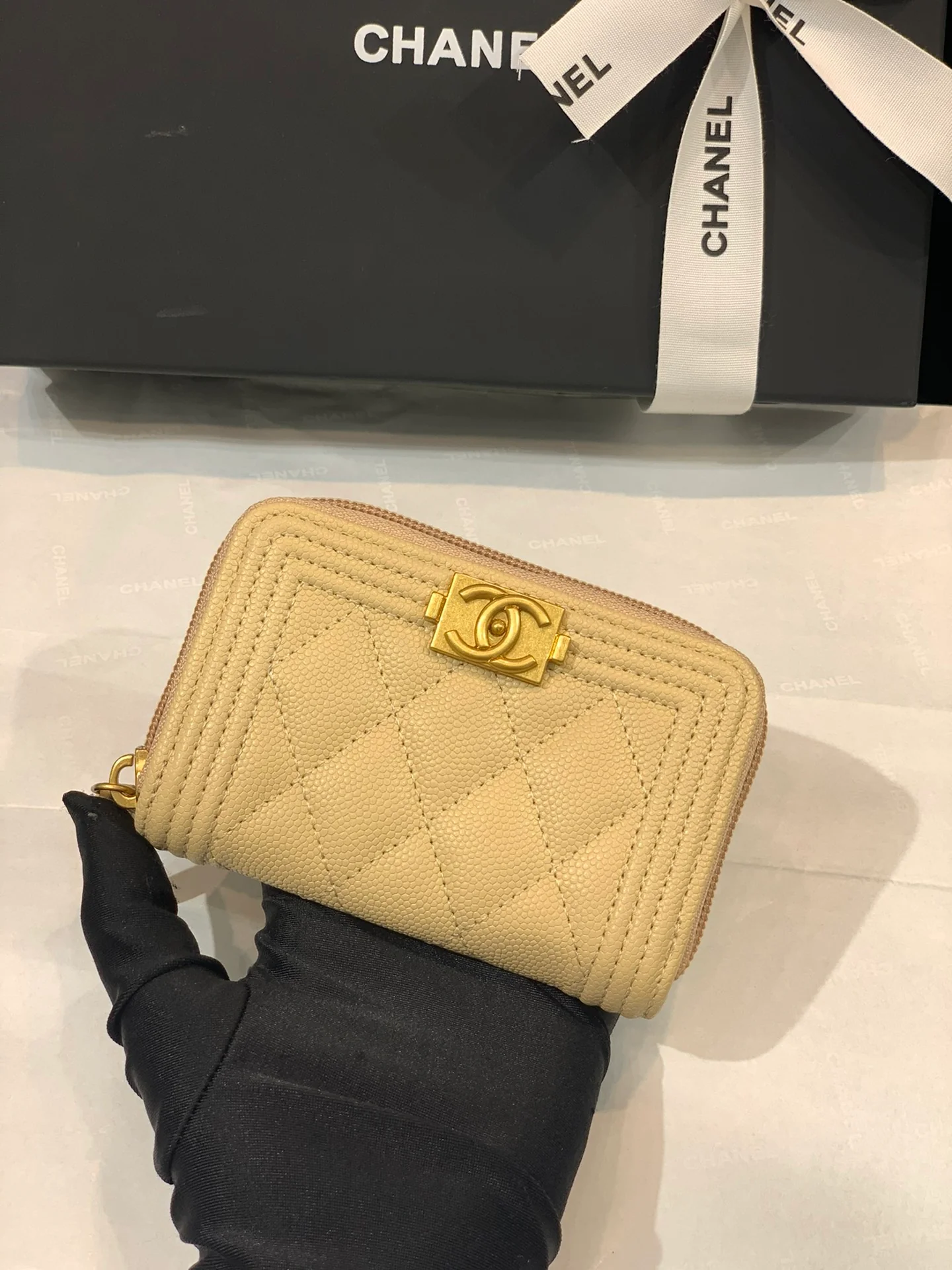 Монетоприемник Chanel Le Boy Classic на молнии - желтый