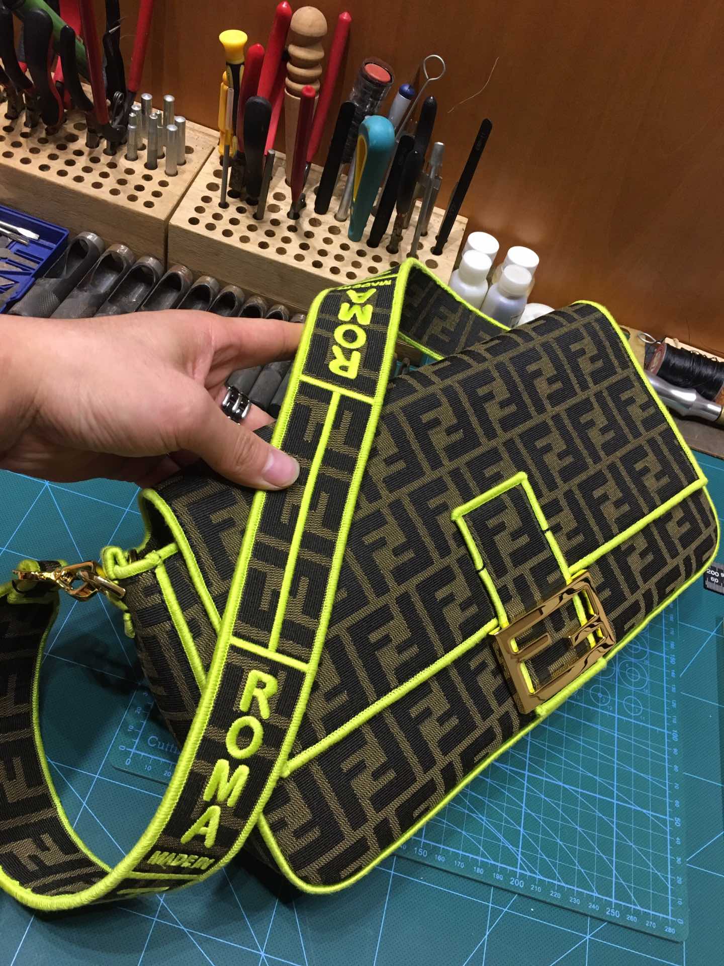 Сумка-багет Fendi Baguette — желтая сумка-багет средней длины с монограммой.