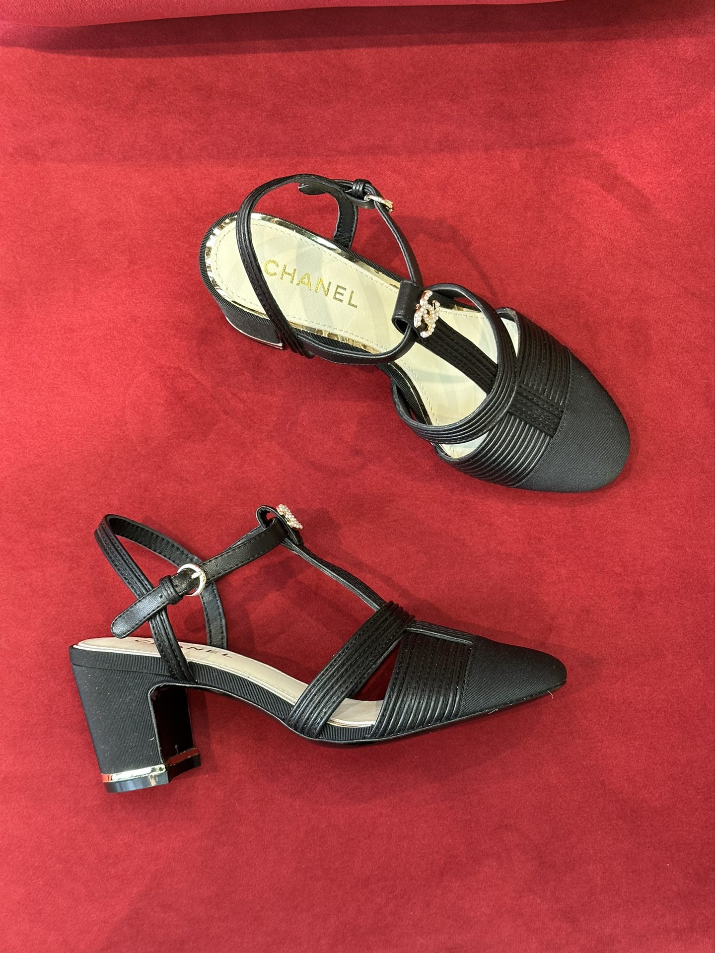 Новинка сезона весна/лето 2023 от Chanel — туфли на низком каблуке с лоскутным дизайном из овечьей кожи.