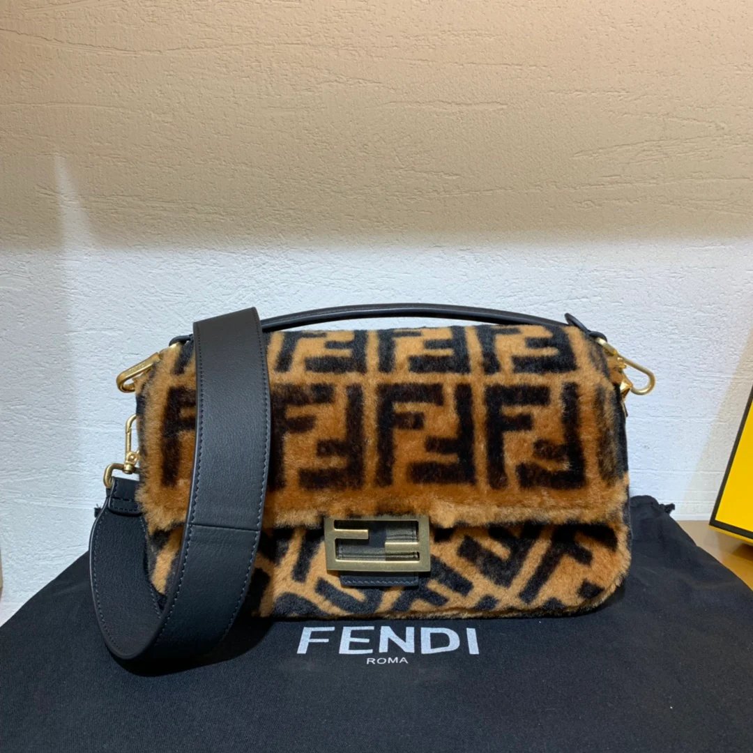 Сумка Fendi Baguette Medium из шерсти