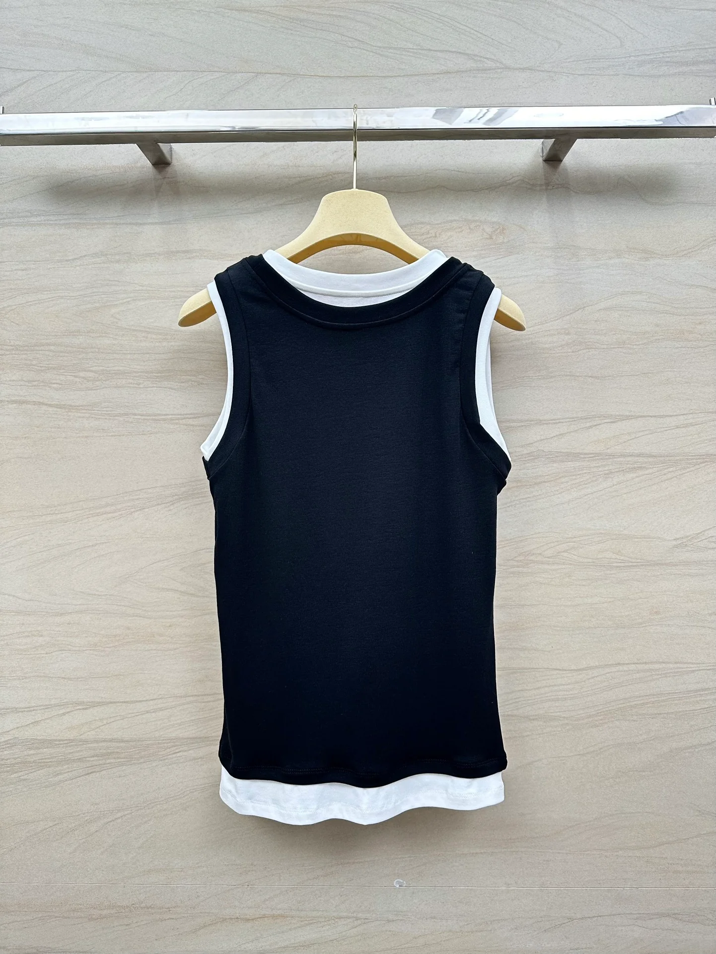 Новинка сезона весна/лето 2024 от Miu Miu: многослойный, культовый универсальный жилет — черный.