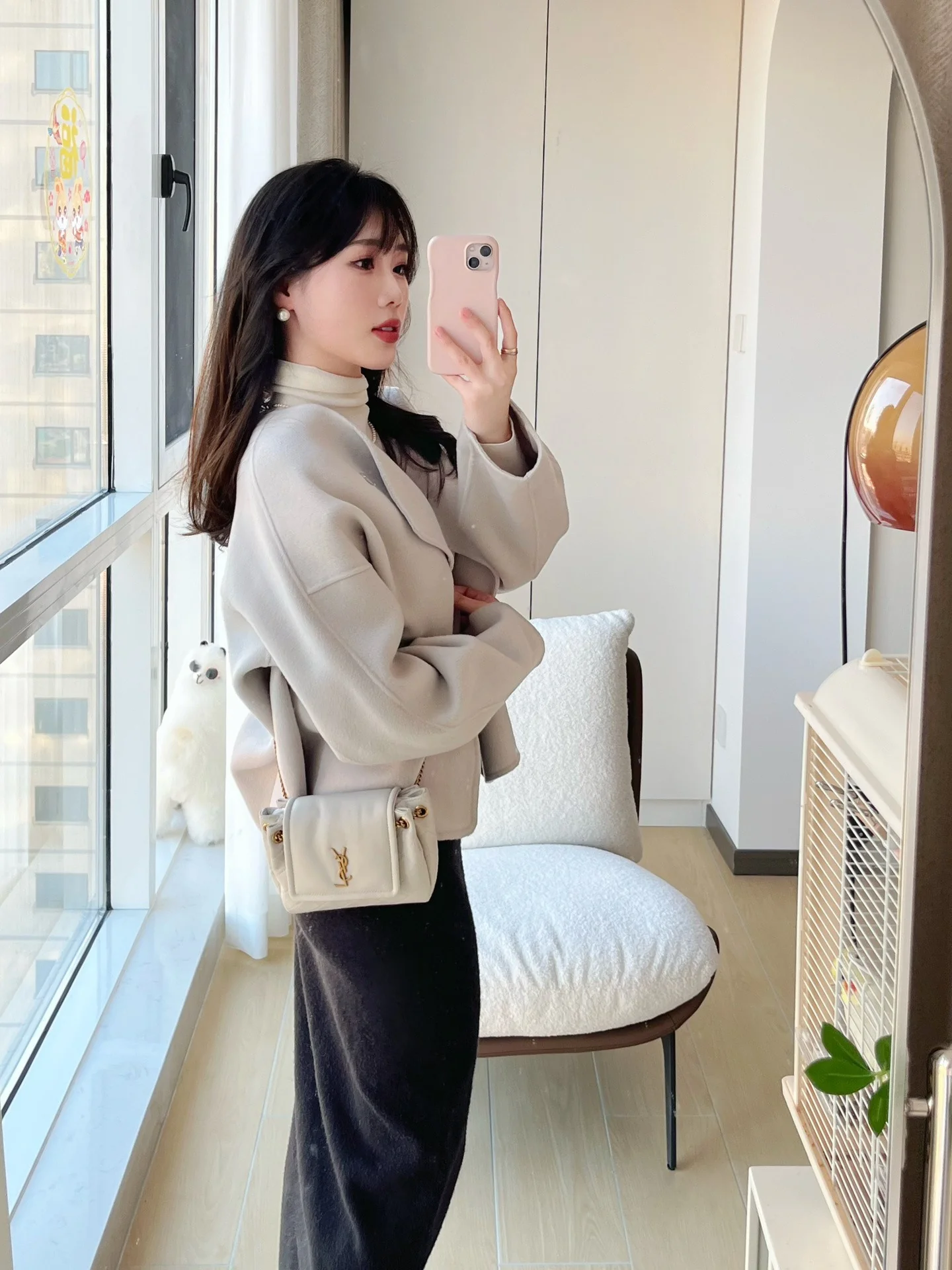 Мини-юбка YSL Nolita из белой кожи - на фото.