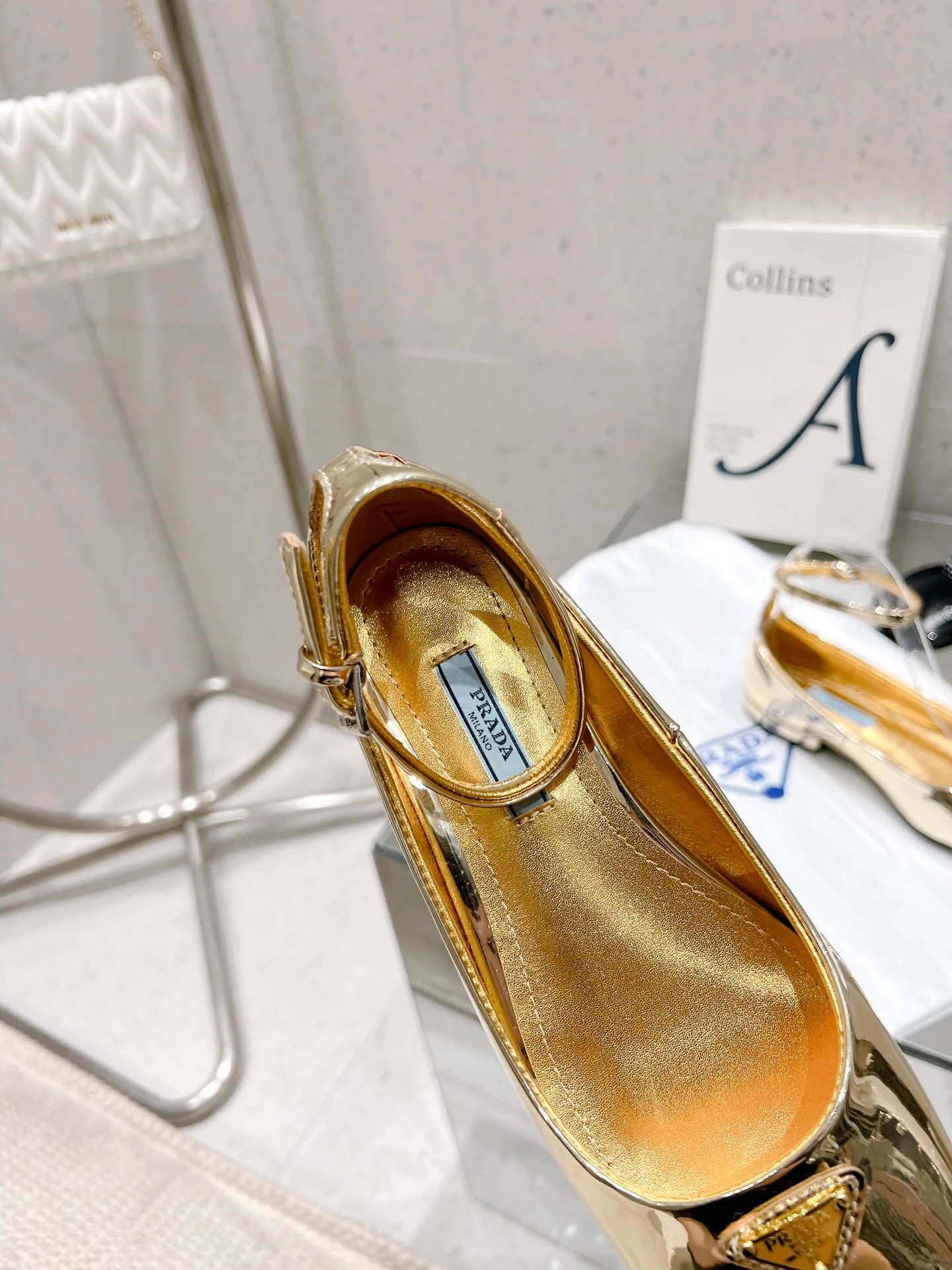 Новинка сезона весна/лето 2023 от Prada - Кожаные балетки - Серебристые