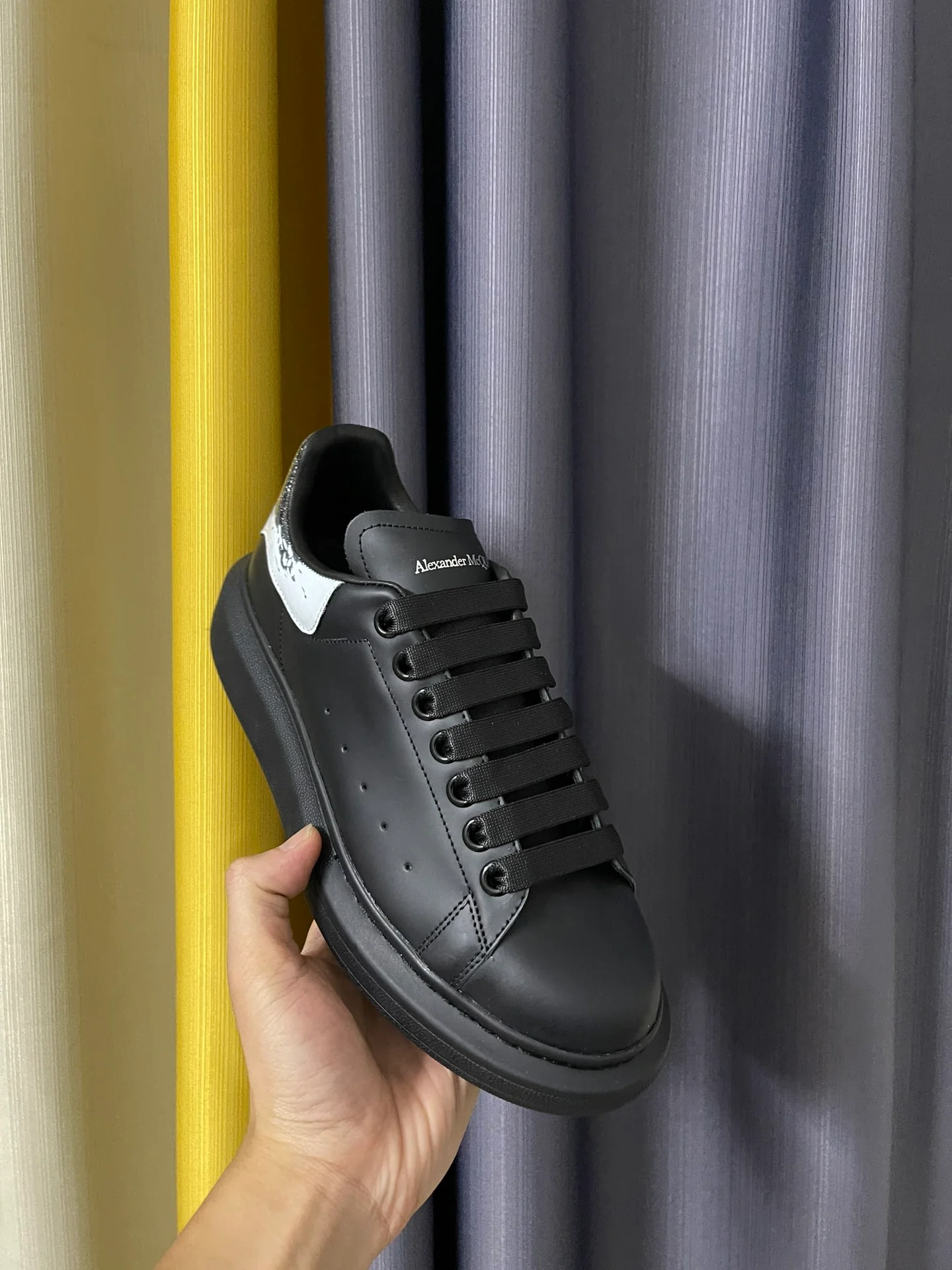 Классические белые кроссовки McQueen - унисекс - черный каблук с блестками и граффити.